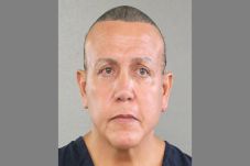 Siapa Cesar Sayoc, Pengirim...