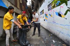 Caleg Golkar Bersihkan...