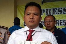 Dua Pembakar Bendera...