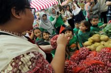 Mengedukasi Anak Makan...