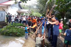 Main Hujan, Bocah Dua...