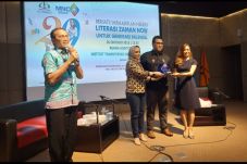 Literasi Zaman Now Kenalkan...