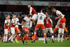 Arsenal Perpanjang Rekor...