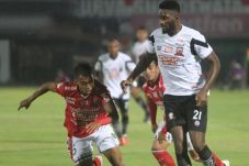 Lumat Madura United,...