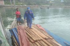 Angkut Kayu Olahan,...