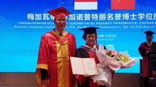 Megawati Terima Gelar...