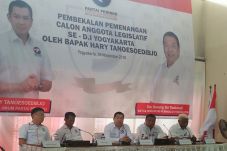 HT Beri Pembekalan Pemenangan...