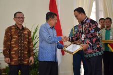 Sabet Penghargaan KIP,...