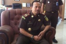 Gelapkan Uang Rp296...