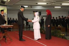 Lantik Bupati Tegal,...