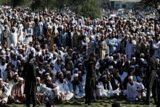 Bapak Taliban Dimakamkan,...