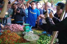 Sandiaga Kunjungi Pasar...