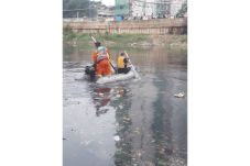 Main di Kali, Dua Remaja...
