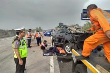 Tabrakan di Tol Surabaya-Mojokerto,...