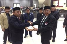 Bupati Pasangkayu Serahkan...