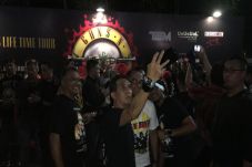 Ribuan Penggemar Guns...