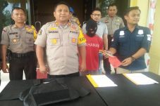 Tikam Polisi Pakai Pisau,...
