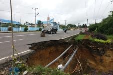 Digerus Longsor Jalan...