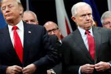 Trump Pecat Jeff Sessions...