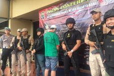 Polisi Buru Pemasok...