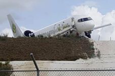 Pesawat Jet Boeing Tergelincir...
