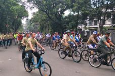 Pakai Seragam Veteran,...