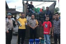 Truk Bermuatan Ratusan...