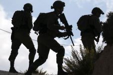 Tentara Israel dan Pemukim...