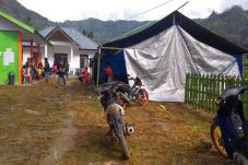 Kekurangan Tenda, Pengungsi...