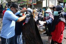 Ribuan Orang Gotong...