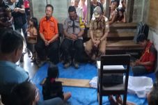 6 Orang Tertimbun Longsor...