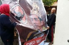 Poster Jokowi Bermahkota...
