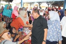 Gubernur Tinjau Korban...