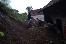 Tertimpa Tanah Longsor,...