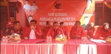 Sekjen PDIP Bacakan...