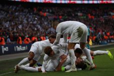 Comeback, Inggris Singkirkan...