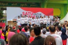 Ribuan Warga Jalan Sehat...