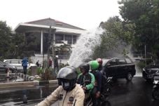 Hydran Ditabrak Mobil,...