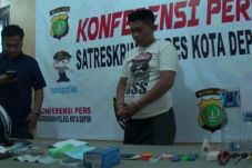 3 Kali Beraksi, Sekretaris...