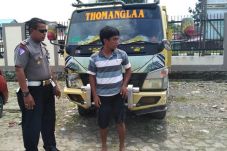 Tabrakan dengan Truk,...