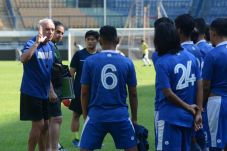 Bawa 18 Pemain, Pelatih...