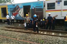 Rel Stasiun Gambir Bermasalah,...