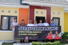 REI Serahkan Hadiah...