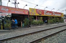 Sensasi Makan di Pinggir...
