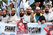 Pakistan Tangkap 300...