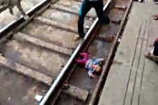 Jatuh di Rel dan Dilintasi...