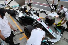 Hamilton Raih Pole di...