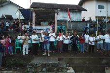 Ribuan Warga Padati...