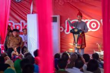 Jokowi Serahkan SK Perhutanan...