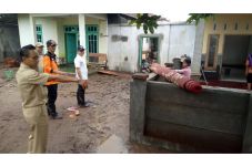 Kunjungi Lokasi Banjir,...